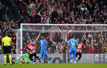 1-0. Mario Hermoso marca en propia puerta el primer gol del Athletic club.