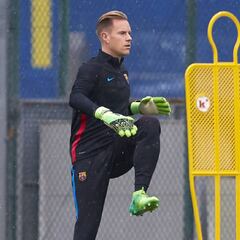 Ter Stegen y Piqué, con el grupo; Iniesta, no