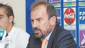 <b>EQUIPO JOVEN. </b>Ángel Torres, flaqueado por Alberto y Luís García, confía en una plantilla joven para mantenerse en primera