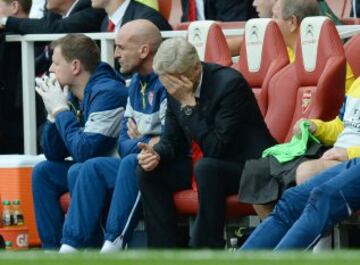 Wenger se lamenta por el partido de su equipo. 