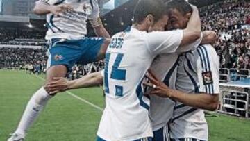 <b>LOCURA EN EL MINUTO 1. </b>Sergio García, oculto entre Gabi y Oliveira, celebra el gol del 1-0 con Zapater exultante.