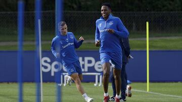 Yerry Mina durante un entrenamiento con el Everton antes del partido ante el Arsenal por la fecha 6 de la Premier League