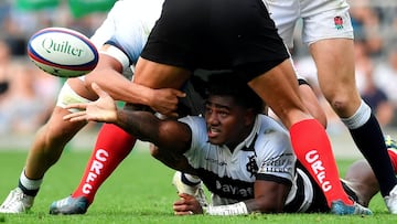 El ala de Fiji de los Barbarians Josua Tuisova pasa el balón desde el suelo durante el partido amistoso internacional de la unión de rugby frente a Inglaterra en Twickenham, al oeste de Londres.