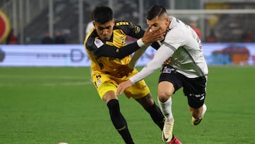 Futbol, Colo Colo vs Coquimbo Unido.
Fecha 20, Campeonato Nacional 2024.
El jugador de Colo Colo Lucas Cepeda, derecha, disputa el balon contra Dylan Escobar de Coquimbo Unido durante el partido de primera division disputado en el estadio Monumental en Santiago, Chile.
16/08/2024
Marcelo Hernandez/Photosport
Football, Colo Colo vs Coquimbo Unido.
20 th turn, 2024 National Championship.
Colo Colo's player Lucas Cepeda, right, vies the ball against Dylan Escobar of Coquimbo Unido during the first division match held at the Monumental stadium in Santiago, Chile.
16/08/2024
Marcelo Hernandez/Photosport