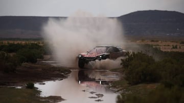 UYU14. UYUNI (BOLIVIA), 13/01/2018.- Los españoles Carlos Sainz y Lucas Cruz compiten durante la séptima etapa del Rally Dakar 2018 hoy, sábado 13 de enero de 2018, entre La Paz y Uyuni (Bolivia). El Dakar 2018 reanuda hoy su camino t