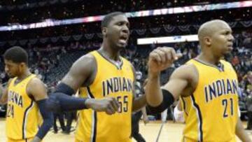 Paul George, Roy Hibbert y David West celebran la victoria y la calsificación de Los Pacers.