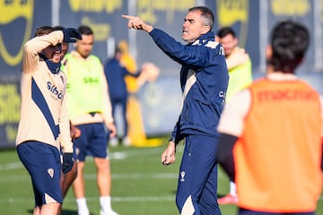 Gaizka Garitano, dando instrucciones en el entrenamiento de este jueves.