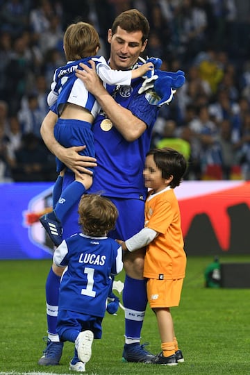 Iker Casillas junto a sus dos hijos, Lucas y Martín.