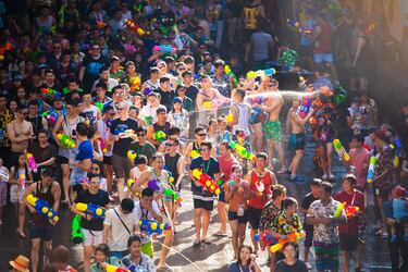 Songkran es el Festival del Año Nuevo tradicional de Tailandia, y es, sin duda, uno de los festivales más famosos y esperados del país, y de toda la región del sudeste asiático. Se celebra anualmente del 13 al 15 de abril, aunque las festividades a menudo se extienden por varios días.

La palabra "Songkran" deriva del sánscrito "saṃkrānti", que significa "paso astrológico" o "transformación". Marca el paso del sol al signo zodiacal de Aries, lo que tradicionalmente señala el inicio de un nuevo año solar.

Aunque es conocido mundialmente por sus masivas y alegres batallas de agua, Songkran tiene profundas raíces culturales y religiosas, principalmente budistas.