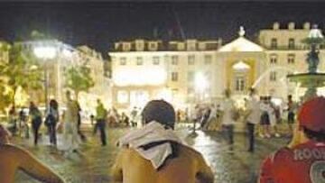 Ahí están los ingleses tan tranquilitos, para que luego les acusen de hooligans. No hay mejor antídoto para sus travesuras que una derrota. ¡A ver si el próximo día les meten 6!