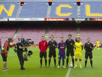 Los capitanes posan con el equipo arbitral. 