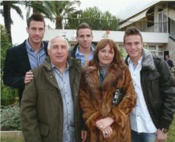 Con la familia al completo. Sus hermanos, también futbolistas Aaron y Jony y sus padres.