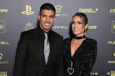 Luis Suárez y Sofi Balbi llevan juntos toda la vida, exactamente desde que él tenía 15 años y ella 13, y su historia es digna de una película de amor. El futbolista provenía de una familia de pocos recursos económicos y jugaba en los juveniles del Nacional de Montevideo. Sofi se convirtió desde el principio en una persona fundamental en su vida.

"Sofía sabe lo que me ayudó y por el camino por el que me ha llevado. Me hizo ver que yo no era un burro, sólo que no tenía ganas de hacer las cosas", admitió hace un par de años el delantero en el Canal 10 de Uruguay.

Pero poco después de comenzar su relación, Sofi se fue a vivir a Barcelona con su familia por la crisis que atravesó Uruguay. Aunque obviamente fue un golpe muy duro para la pareja, terminó siendo fundamental para que prosperara la carrera del futbolista.