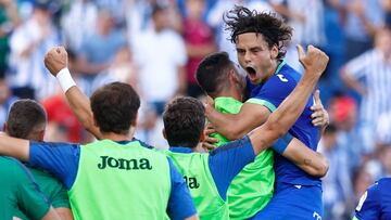 Enes Ünal celebra junto a sus compañeros uno de sus goles de esta temporada.