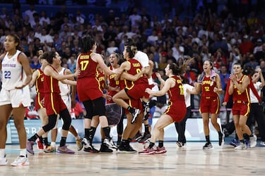 Dos tiros libres de Laura Gil a 1.9 segundos del final le dan a España el pase virtual a cuartos de final de los Juegos después de un partido en el que desperdició quince puntos de renta pero supo volver a tiempo para ganar.