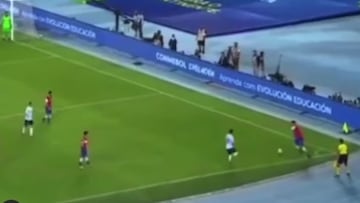 Guarden este vídeo porque puede ser la primera vez que lo vean: Maripan pone a Messi a 'bailar'