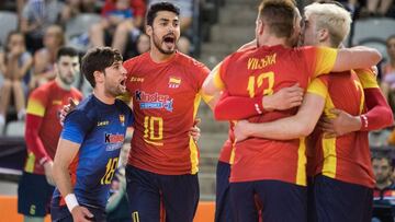 Los jugadores de la selecci&oacute;n espa&ntilde;ola de voleibol celebran su victoria ante Grecia en las semifinales de los Juegos Mediterr&aacute;neos de Tarragona.