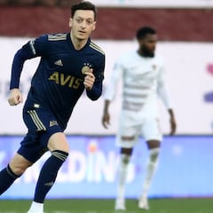 Özil debuta con victoria