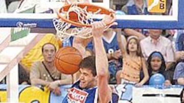 Estudiantes defendión con intensidad y fue contundente en ataque