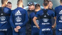 Antonio Mohamed conversa con los jugadores al inicio del entrenamiento del lunes 22 de octubre.