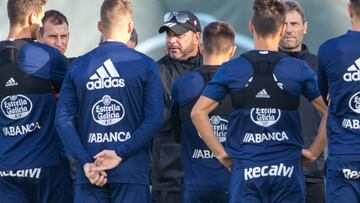 Antonio Mohamed conversa con los jugadores al inicio del entrenamiento del lunes 22 de octubre.