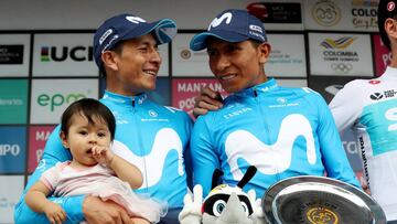 BOG201. MANIZALES (COLOMBIA), 11/02/2018.- El ciclista colombiano del Movistar Nairo Quintana (d), subcampeón, habla con su compañero de equipo y hermano Dayer Quintana (i), ganador de la etapa final de la carrera Colombia Oro y Paz hoy, dom