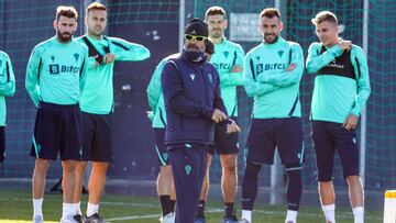 Cervera junto a varios jugadores, en el entrenamiento del Cádiz.