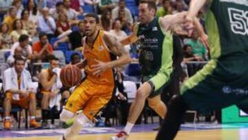 Feldeine trata de zafarse de Urtasun durante el partido Unicaja-Fuenlabrada.