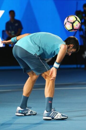 Novak Djokovic jugando al f迆tbol