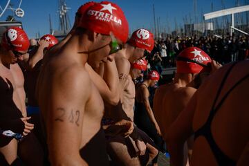 Varios nadadores disfrazados con motivos Navideños participan de la 113ª Edición de la Copa Nadal, una de las pruebas de natación mas antiguas de Europa ya que se celebra desde 1907.