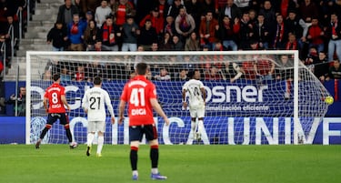 En el minuto 91 y tras segundos de suspense, Quintero González recibe el OK del VAR para dar validez al tanto que le dio la victoria a Osasuna. Filtró Raúl Moro para Raúl García, que rompió a Asencio con un amago y clavando después el disparo en la escuadra del palo largo.