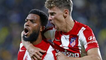 Lemar y Marcos Llorente celebran el gol del franc&eacute;s al C&aacute;diz.