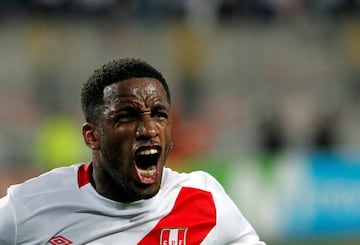 Soccer Football - Peru v New Zealand - 2018 World Cup Qualifying Playoffs- National Stadium, Lima, Peru - November 15, 2017. Peru's Jefferson Farfan celebrates after scoring. REUTERS/Douglas Juarez