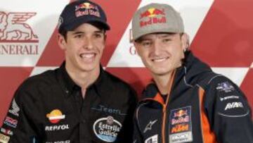 Álex Márquez y Jack Miller, que se jugarán el título el domingo en Valencia, posan saludándose en la rueda de prensa.