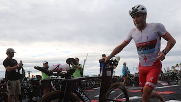 BOM100. Kailua-kona (United States), 13/10/2018.- Javier Gomez Noya of Spain transitions to the bike segment of the 2018 Ironman World Championship Triathlon in Kailua-Kona, Hawaii, USA, 13 October 2018. International athletes gather for the 40th edition of the traditional Ironman triathlon race over a distance of 3.86 kilometers (2.4 miles) swimming in the Kailua Bay, a 180.2 kilometers (112 miles) cycling race along the Hawaii island's coast and a full marathon course over 42.2 kilometers (26.2 miles) with a finish in Kailua-Kona on 13 October 2018. (Ciclismo, Maratón, España, Estados Unidos) EFE/EPA/BRUCE OMORI