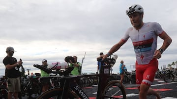 BOM100. Kailua-kona (United States), 13/10/2018.- Javier Gomez Noya of Spain transitions to the bike segment of the 2018 Ironman World Championship Triathlon in Kailua-Kona, Hawaii, USA, 13 October 2018. International athletes gather for the 40th edition of the traditional Ironman triathlon race over a distance of 3.86 kilometers (2.4 miles) swimming in the Kailua Bay, a 180.2 kilometers (112 miles) cycling race along the Hawaii island&#039;s coast and a full marathon course over 42.2 kilometers (26.2 miles) with a finish in Kailua-Kona on 13 October 2018. (Ciclismo, Marat&oacute;n, Espa&ntilde;a, Estados Unidos) EFE/EPA/BRUCE OMORI