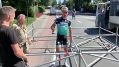 Sagan detiene su entreno para ayudar a la organización del Tour