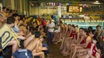 CON LOS JÓVENES. La Selección dio un clínic a los niños en las piscinas del Mundial 86.
