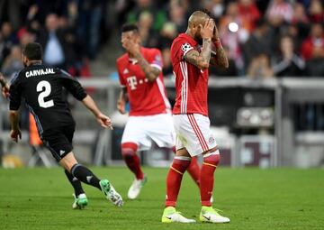 MUNICH, GERMANY - APRIL 12: Arturo Vidal (R) of Bayern Muenchen reacts after missing a penalty during the UEFA Champions League Quarter Final first leg match between FC Bayern Muenchen and Real Madrid CF at Allianz Arena on April 12, 2017 in Munich, Germa