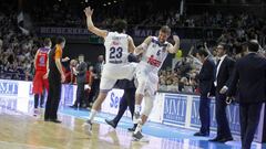 Sergio Llull y Andr&eacute;s Nocioni celebran una acci&oacute;n ante el CSKA de Mosc&uacute; en la Euroliga.