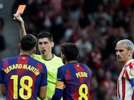 MADRID, 04/04/2026.- El árbitro del encuentro Mateo Busquets Ferre (2i) saca tarjeta roja a Gerard Martín del Barcelona que luego ha anulado tras revisar el VAR durante el partido de la jornada 30 de LaLiga EA Sports que Atlético de Madrid y FC Barcelona disputan este sábado, en el Estadio Riyadh Air Metropolitano de la capital española. EFE/ Chema Moya