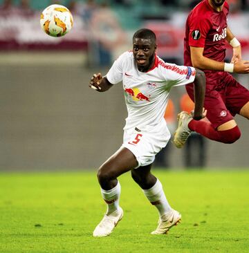 Central. 19 a?os. RB Leipzig. A punto de cumplir los 20 a?os, se dice de ¨¦l que es el central del futuro aunque en los ¨²ltimos meses, el souffl¨¦ parece haber bajado un poco. Tiene un valor de 30 millones de euros en el mercado.