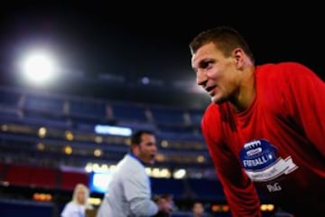 Rob Gronkowski enseña los fundamentos del fútbol americano a un grupo de mujeres.