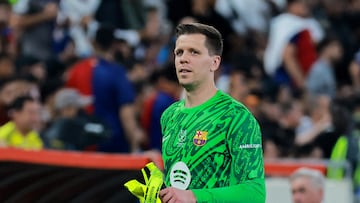 Soccer Football - Spanish Super Cup - Final - FC Barcelona v Real Madrid - King Abdullah Sports City, Jeddah, Saudi Arabia - January 12, 2025 FC Barcelona's Wojciech Szczesny walks off the pitch after being shown a red card by referee Jesus Gil Manzano REUTERS/Stringer