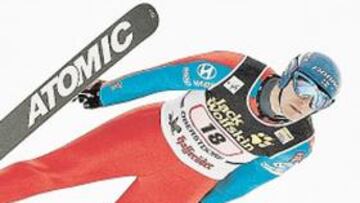 <b>VUELA HACIA LA HISTORIA. </b>Janne Ahonen ganó en Oberstdorf, el primero de los Cuatro Trampolines.