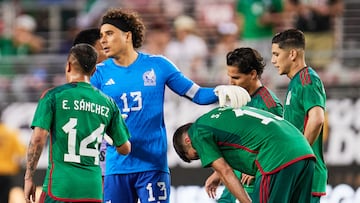 Jugadores de la Selección Mexicana después de la derrota en contra de Qatar en la Fase de Grupos de la Copa Oro.