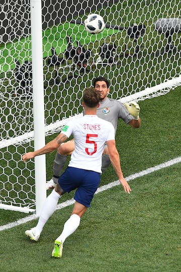 Una jugada a balón parado dejó el balón rebotado para que Stones hiciera su segundo gol del partido.