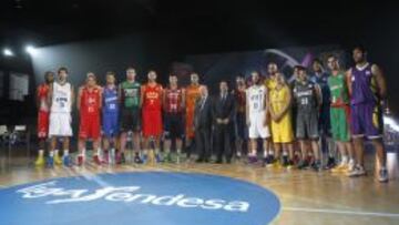 Jugadores de todos los equipos, juntos en la presentación de la actual Liga Endesa.