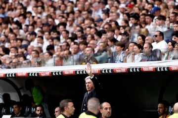 Emocionante despedida de la afición en el Bernabéu a Carlo Ancelotti. 