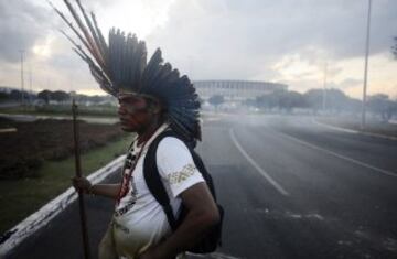 Los pueblos nativos de diferentes tribus de Brasil protestaron contra la política indígena del gobierno y de los costes de la Copa del Mundo de 2014. Los cuerpos de seguridad lanzaron gases lacrimógenos para evitar que los manifestantes se acercaran al estadio Mane Garrincha de Brasilia donde se exhibía la Copa del Mundo. 